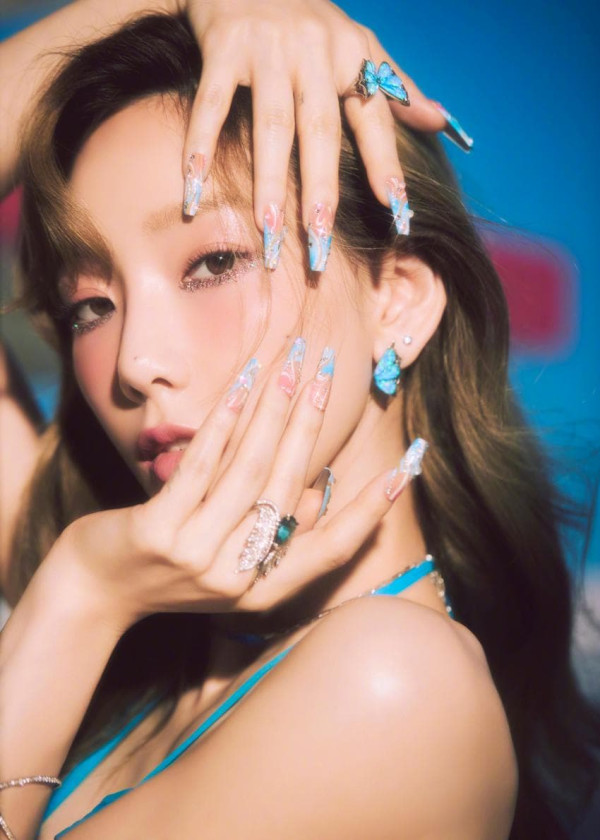 가운데가 파인 하늘색 원피스 태연