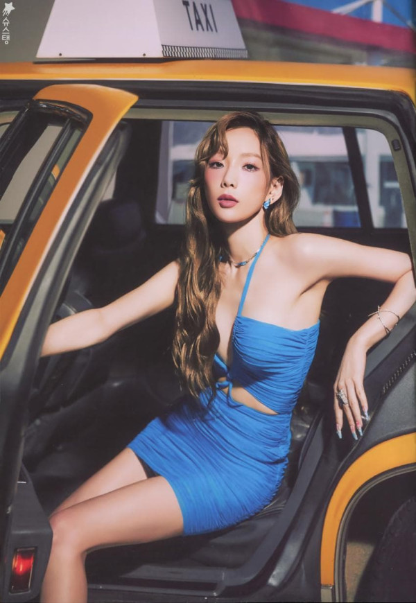 가운데가 파인 하늘색 원피스 태연
