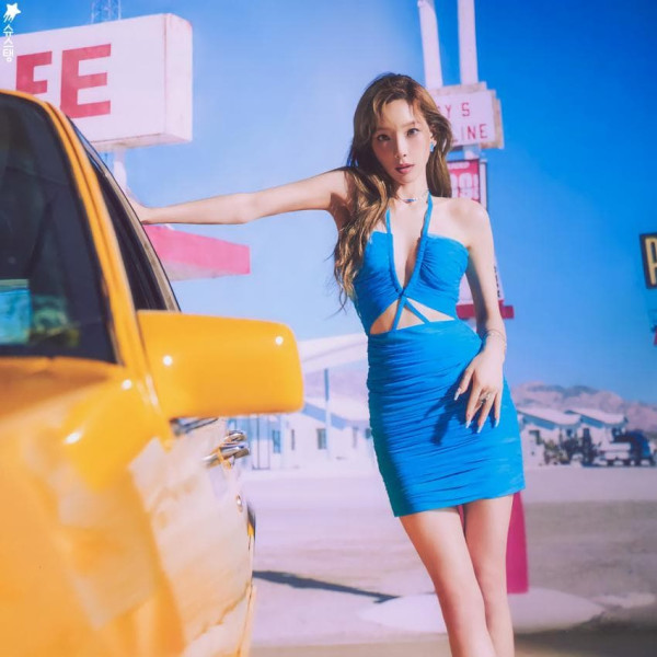가운데가 파인 하늘색 원피스 태연