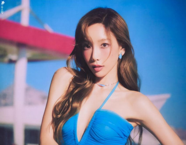 가운데가 파인 하늘색 원피스 태연