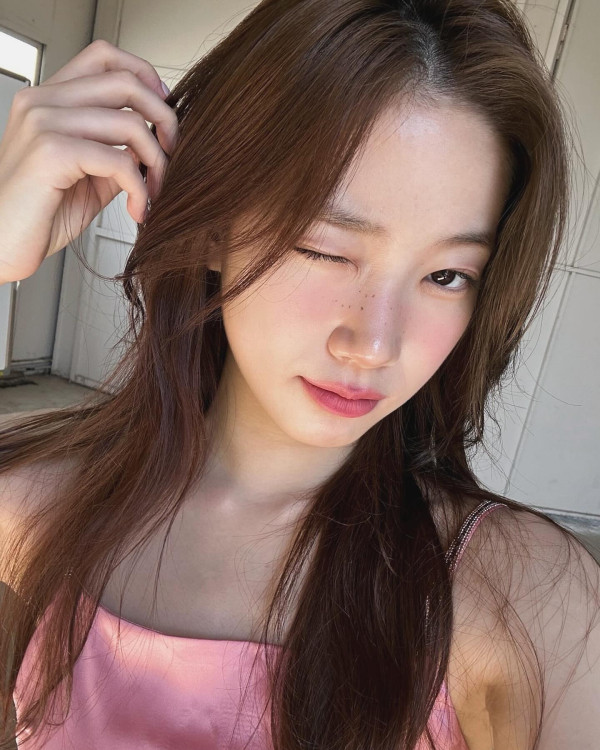 핑크색 실크 끈원피스 르세라핌 카즈하