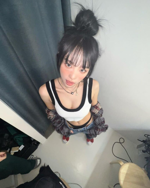 위에서 찍은 최예나.. 너무 잘 보이는 라인