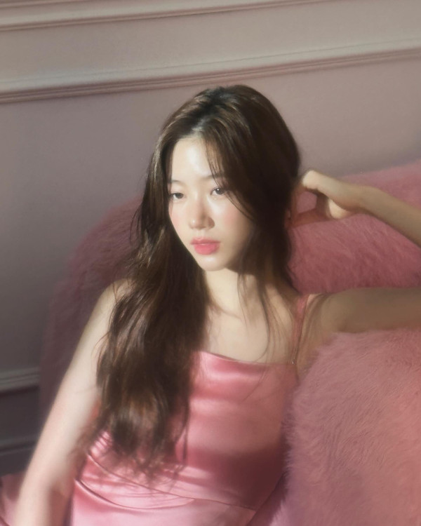 핑크색 실크 끈원피스 르세라핌 카즈하