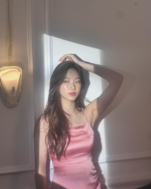 핑크색 실크 끈원피스 르세라핌 카즈하