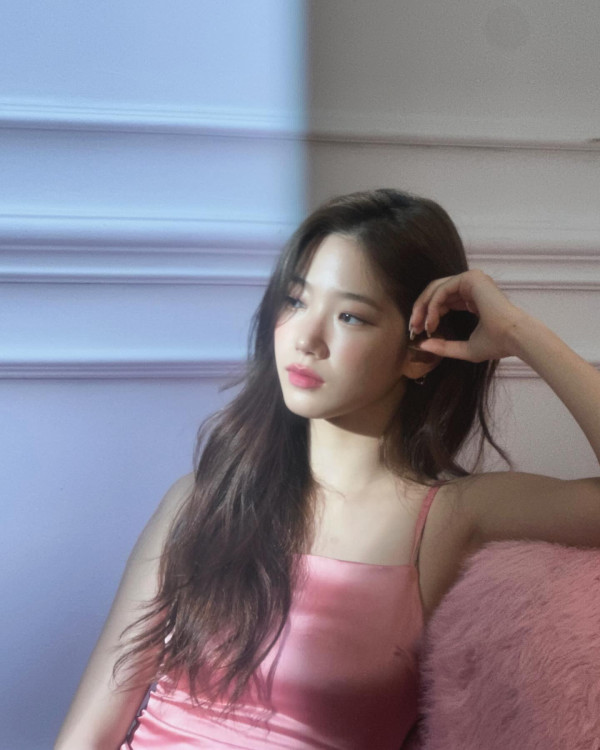 핑크색 실크 끈원피스 르세라핌 카즈하