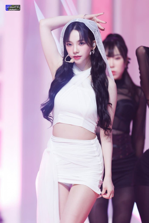 엠 카운트다운 에스파 올 화이트