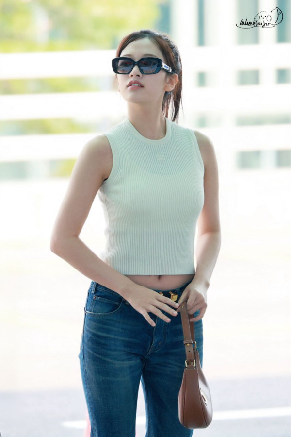 흰 골지나시 안유진 청바지 몸매