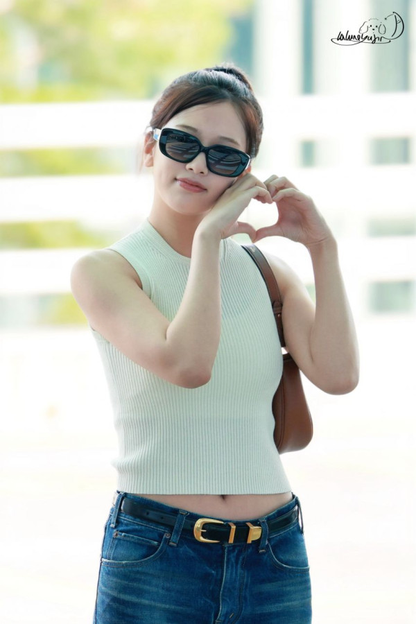 흰 골지나시 안유진 청바지 몸매