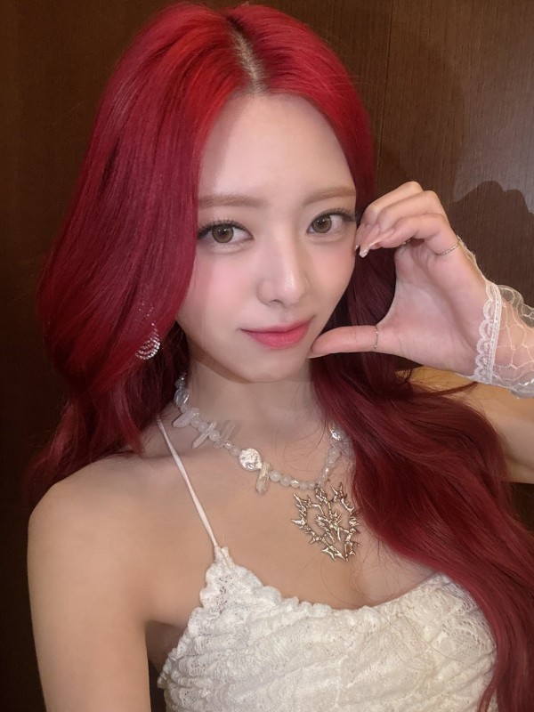 화이트 끈나시 ITZY 유나-가요대전