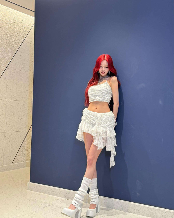 화이트 끈나시 ITZY 유나-가요대전