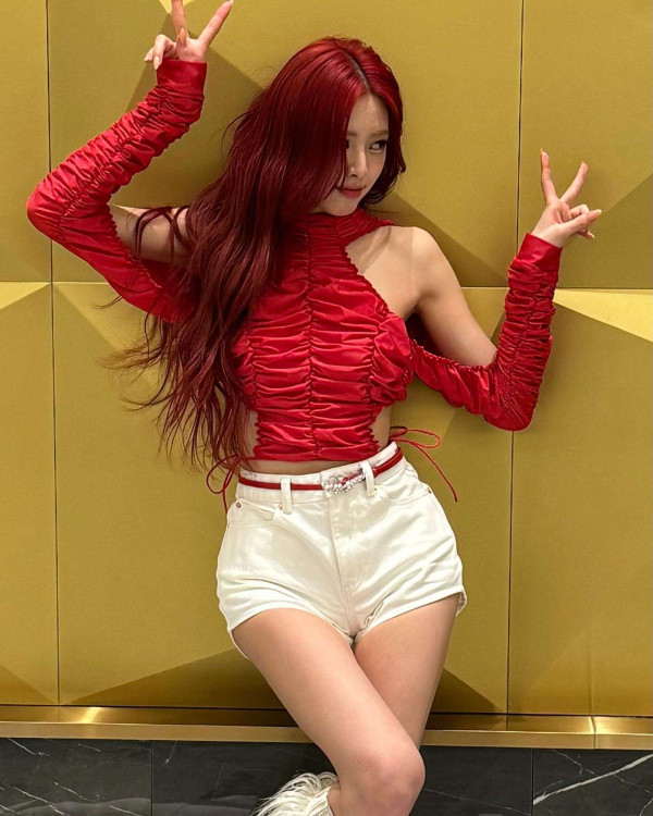 화이트 끈나시 ITZY 유나-가요대전