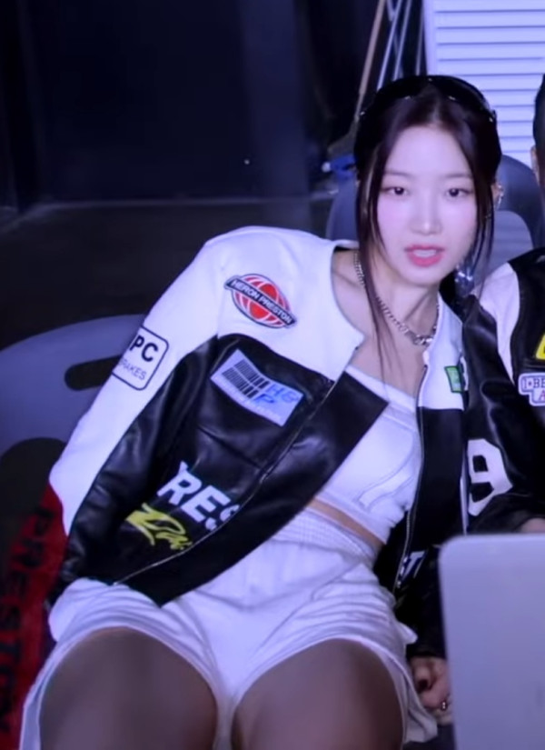 대기실 의자에 앉은 르세라핌 카즈하