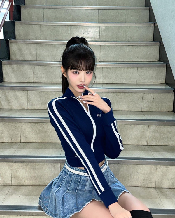짧은 청치마 입고 계단에 앉아있는 아이브 장원영
