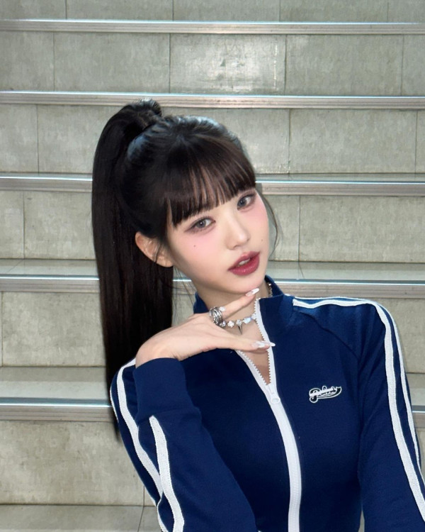 짧은 청치마 입고 계단에 앉아있는 아이브 장원영