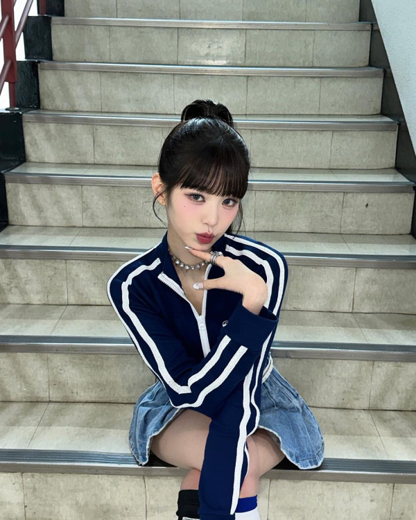 짧은 청치마 입고 계단에 앉아있는 아이브 장원영