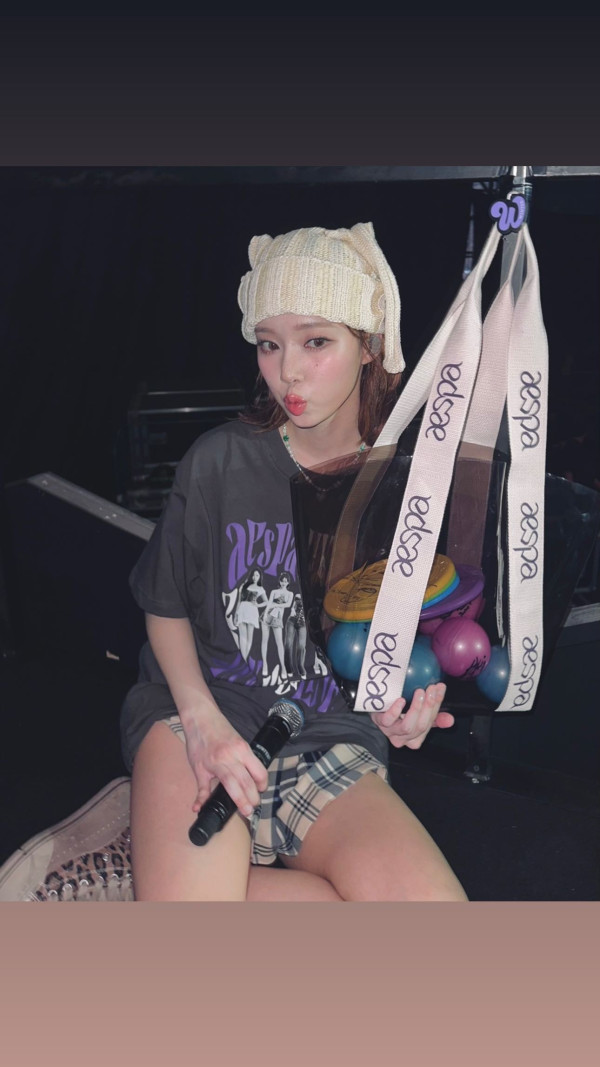 허벅지가 드러난 에스파 윈터 1장