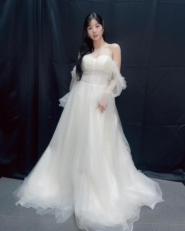 러블리한 화이트 드레스 권은비