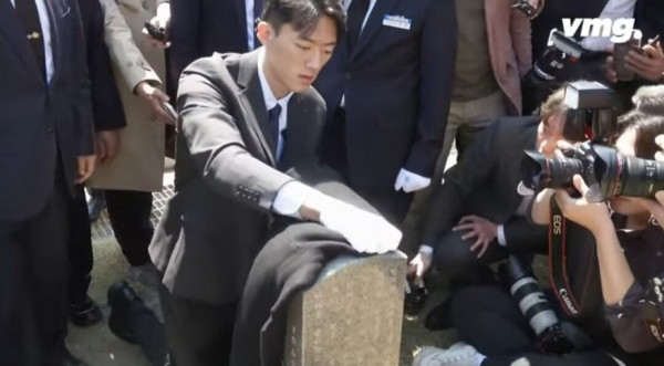 무릎 꿇고 사죄한 전두환 손자의 5.18 참배 후기
