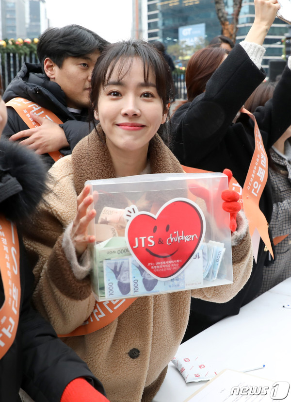 모금행사 참석 한지민