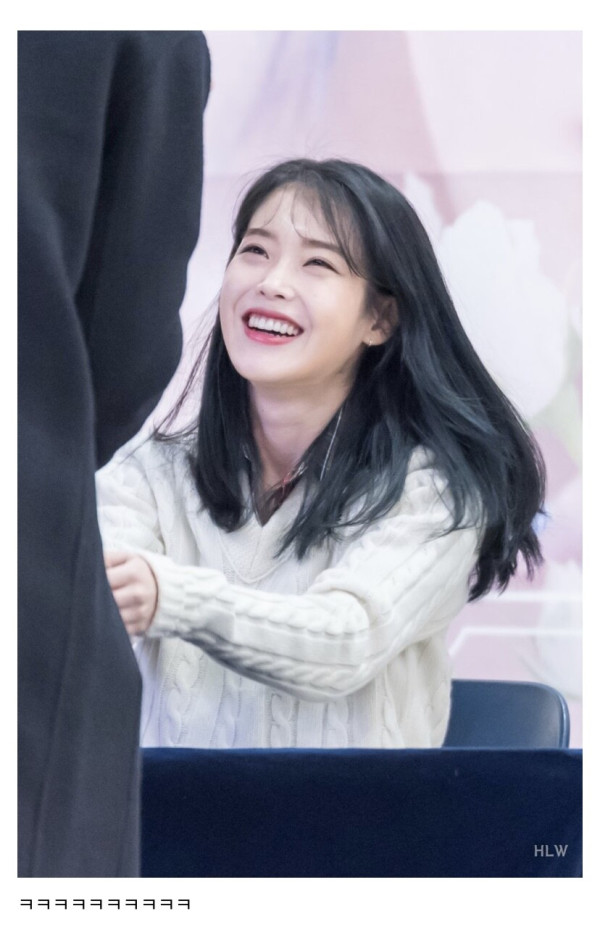 팬한테 악수 구걸하는 아이유
