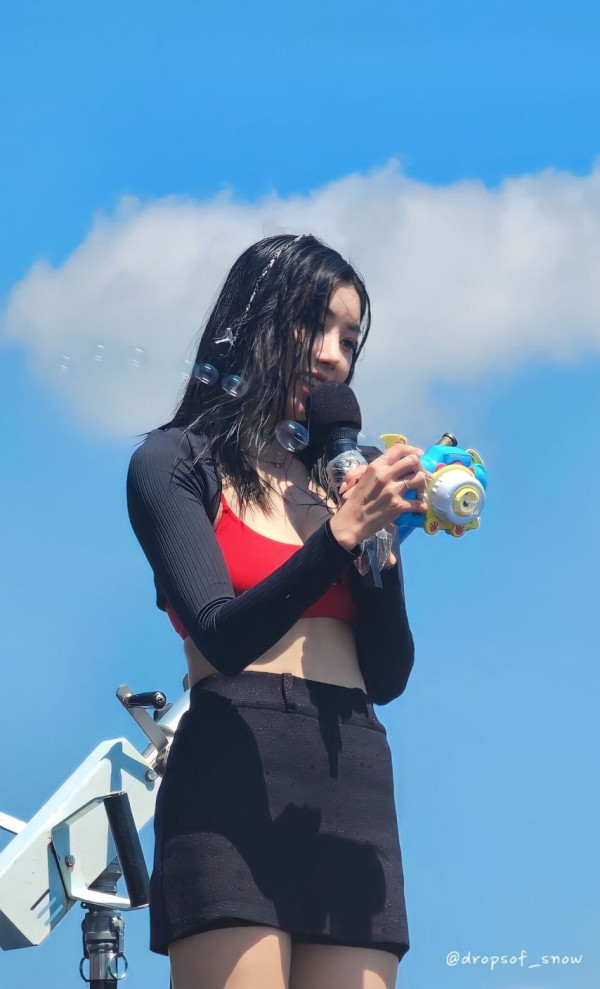 빨간 브라탑 권은비