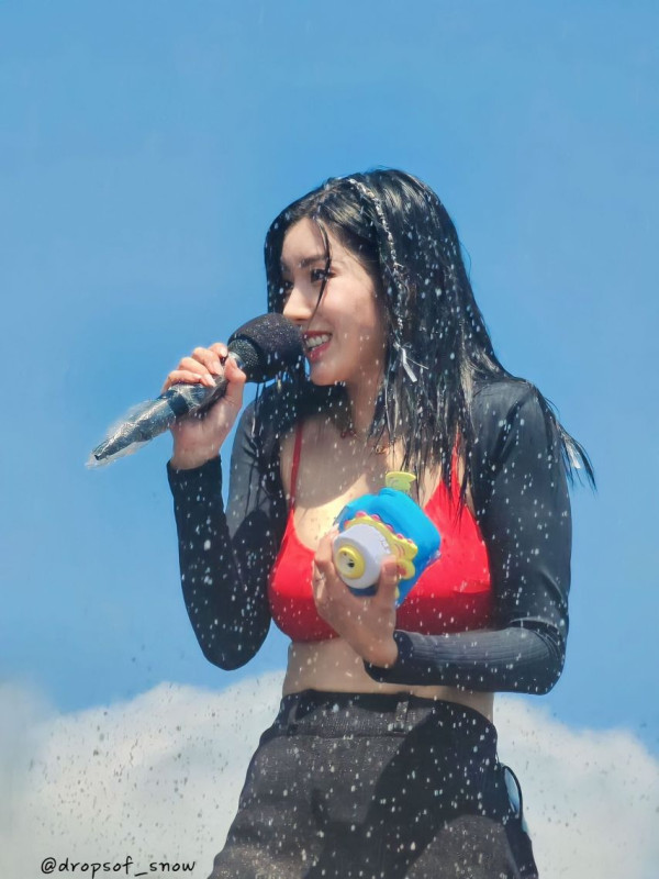 빨간 브라탑 권은비