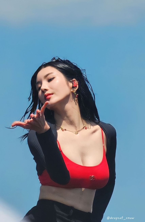 빨간 브라탑 권은비