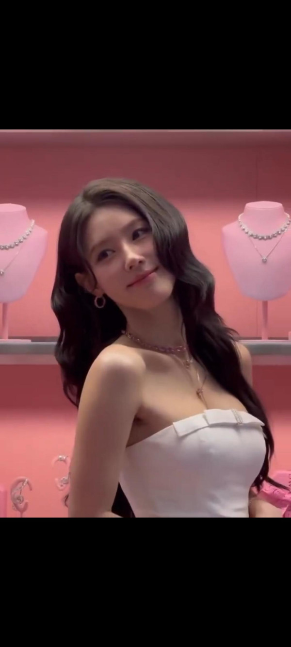 가슴골이 드러난 화이트 미니드레스 미연