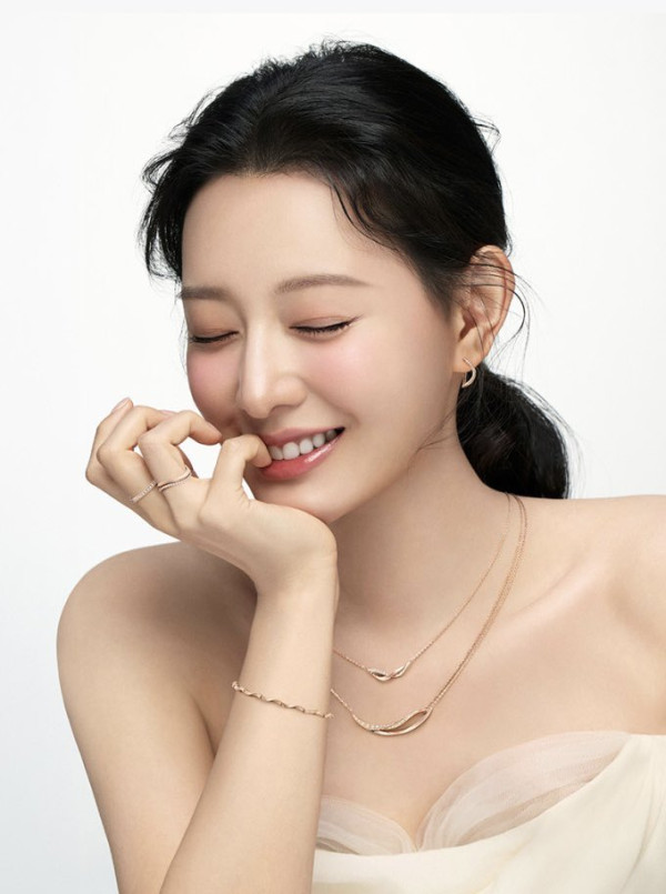 김지원 스톤헨지 새 화보