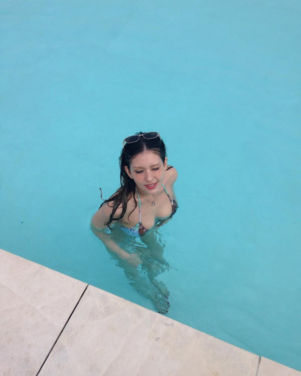 전소미 수영장에서 과감한 끈비키니