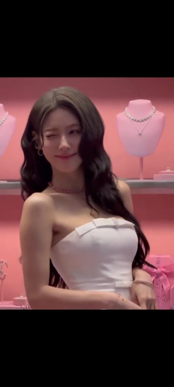 가슴골이 드러난 화이트 미니드레스 미연