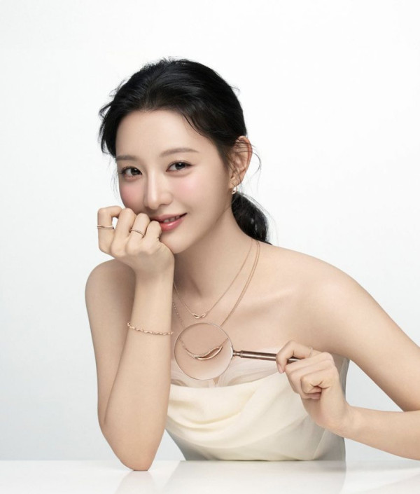 김지원 스톤헨지 새 화보