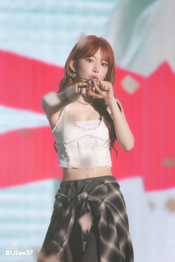 흰 레이스 나시 르세라핌 사쿠라