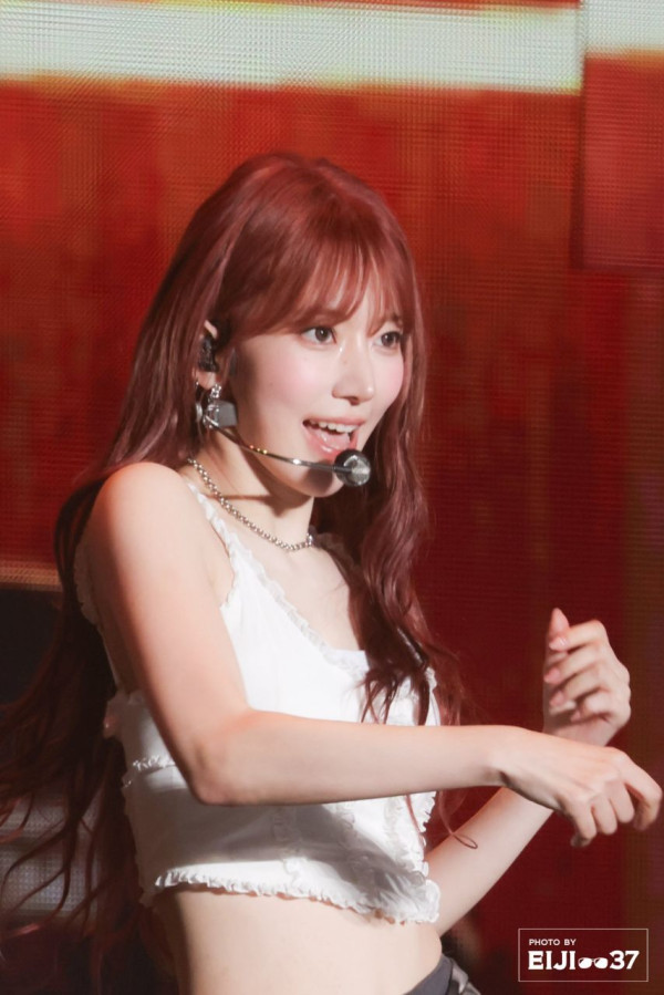 흰 레이스 나시 르세라핌 사쿠라