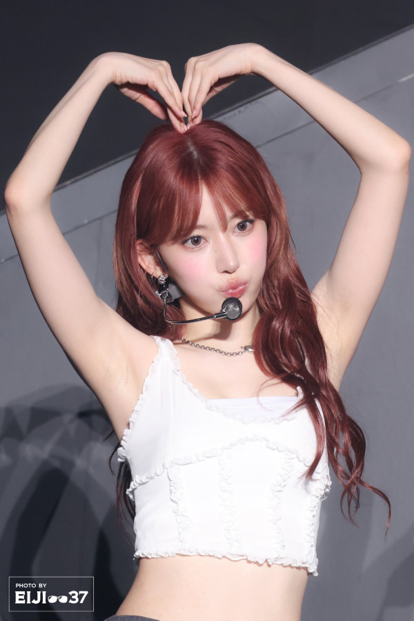 흰 레이스 나시 르세라핌 사쿠라