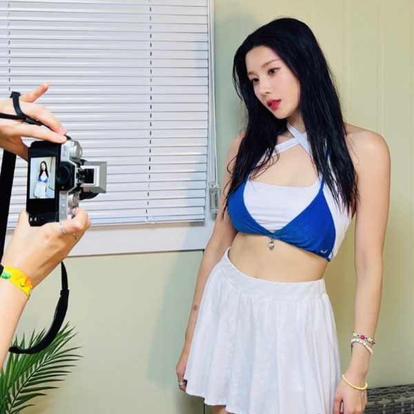 파란 끈비키니 권은비