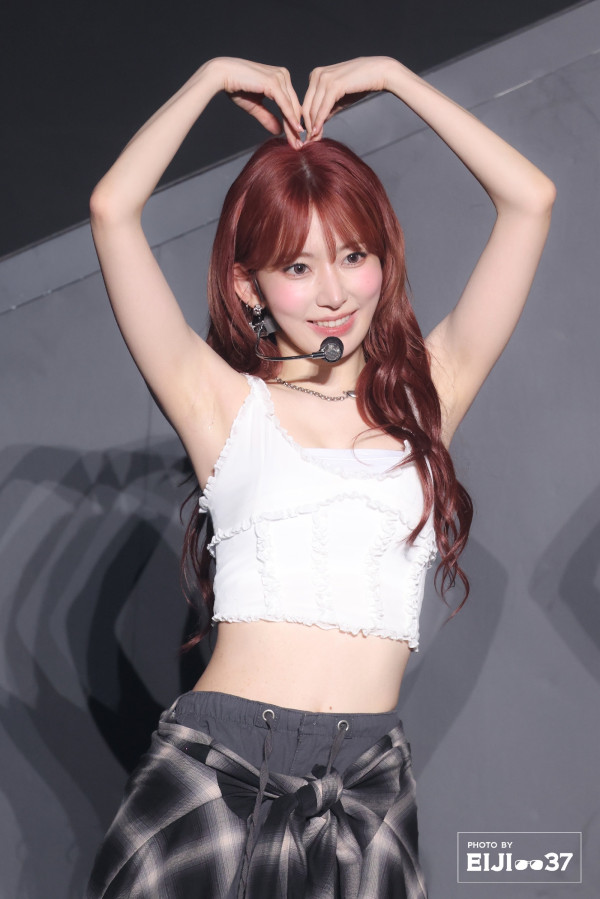 흰 레이스 나시 르세라핌 사쿠라