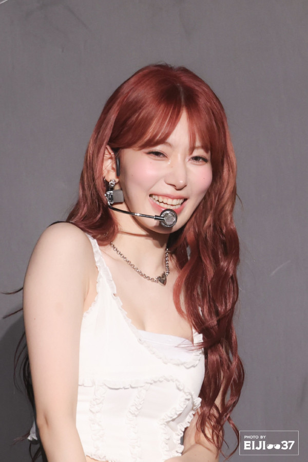 흰 레이스 나시 르세라핌 사쿠라