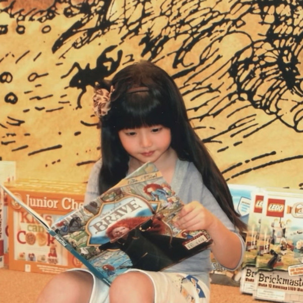 처음으로 공개된 장원영 어릴 때 사진들