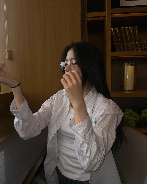 머리 묶는 안유진