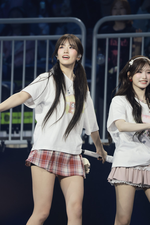 귀여운 양갈래 머리 안유진