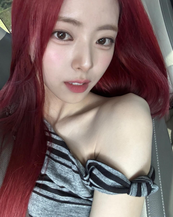 잘록한 허리배꼽 itzy 유나