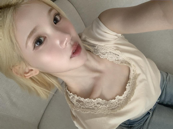 셀카 찍는 하투하 지우