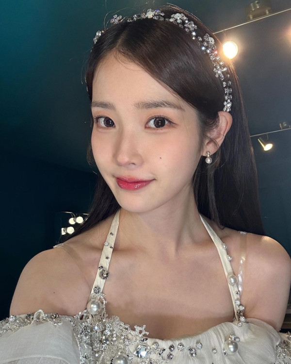 러블리한 화이트 오프숄더 프릴의상 아이유