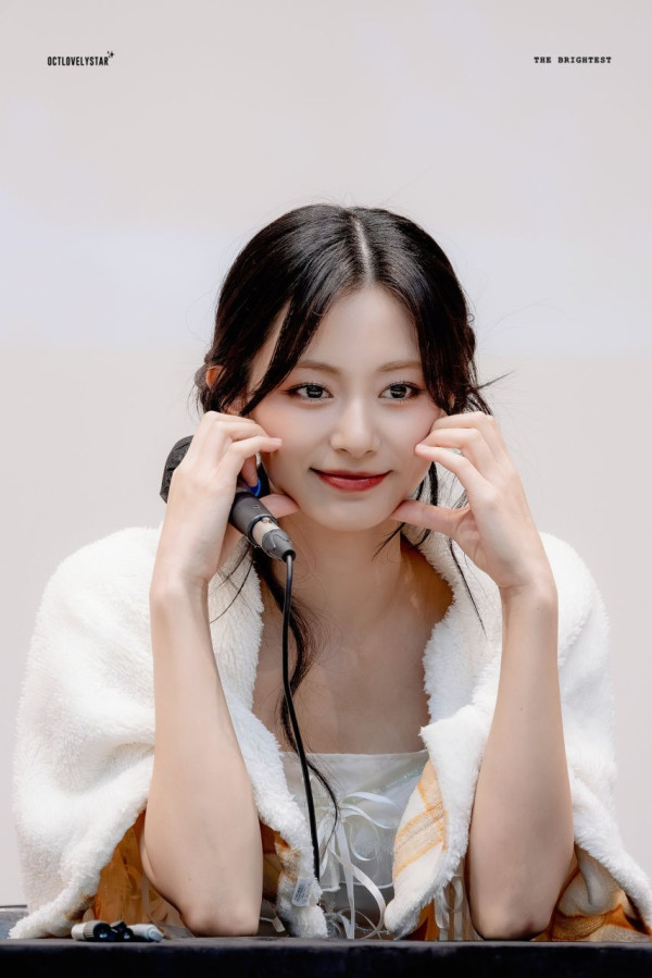 흰 끈나시 트와이스 쯔위
