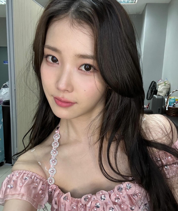 핑크색 드레스 아이유