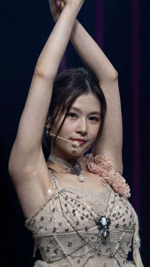 두팔 위로 올리는 트와이스 사나