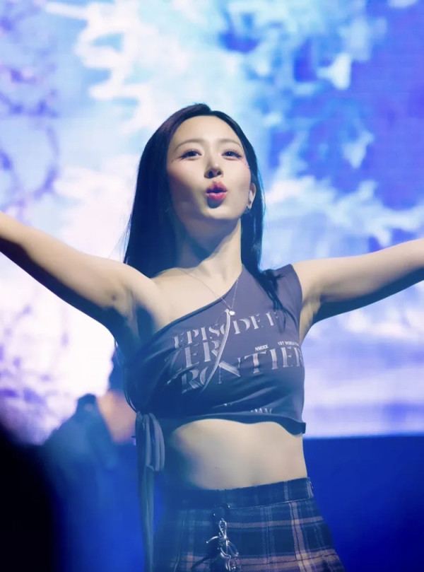 원오프숄더 의상 엔믹스 해원