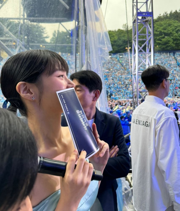 연세대 축제 MC 배우 박규영 오프숄더 드레스 몸매