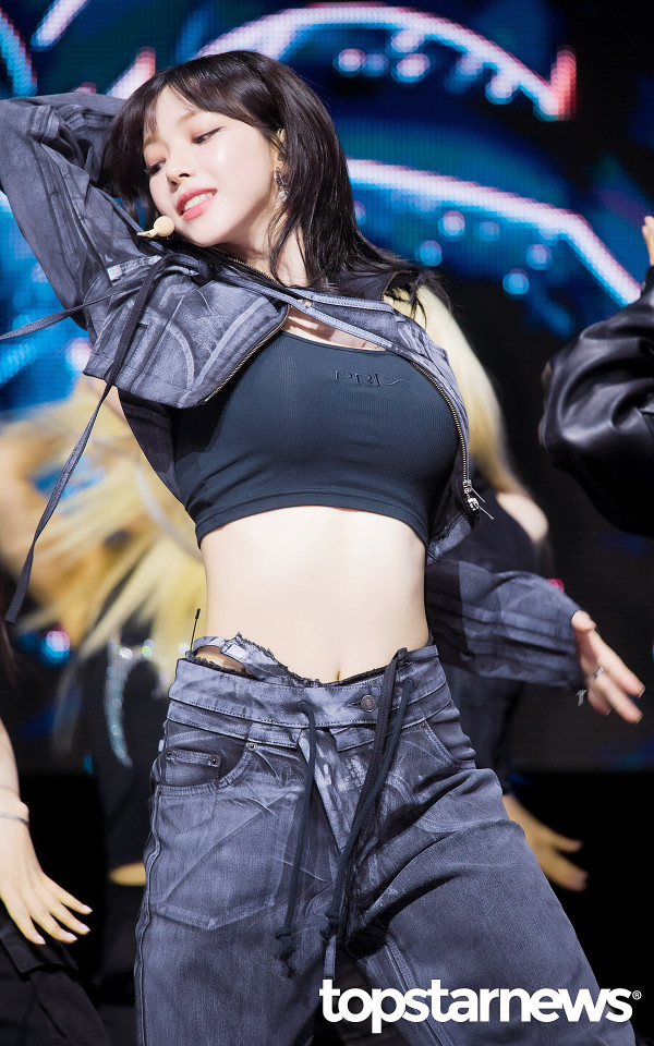 검정 탱크탑 에스파 카리나